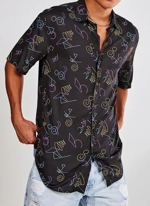 camisa manga curta preta com desenhos neon camisa manga curta preta com desenhos neon