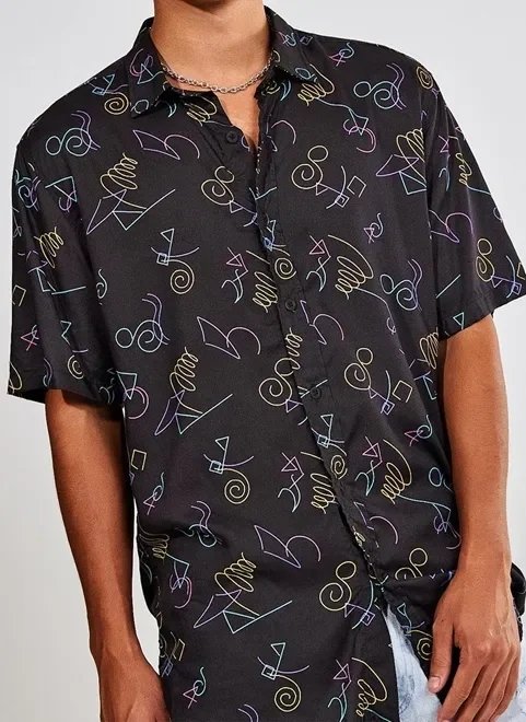 camisa manga curta preta com desenhos neon camisa manga curta preta com desenhos neon