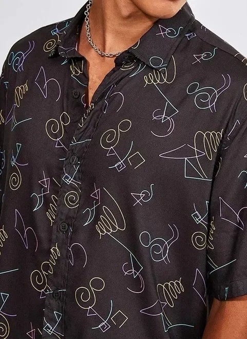 camisa manga curta preta com desenhos neon camisa manga curta preta com desenhos neon