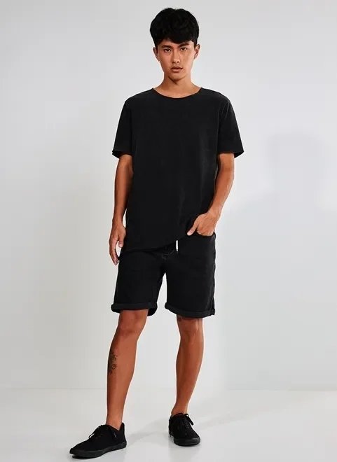 camiseta estonada preta alongada camiseta estonada preta alongada
