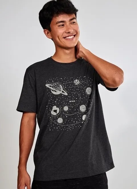 camiseta preta com planetas camiseta preta com planetas