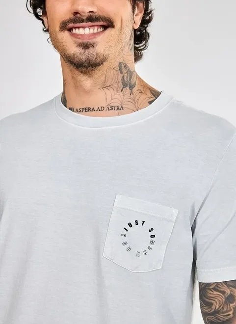 camiseta clara alongada com detalhe no bolso camiseta clara alongada com detalhe no bolso