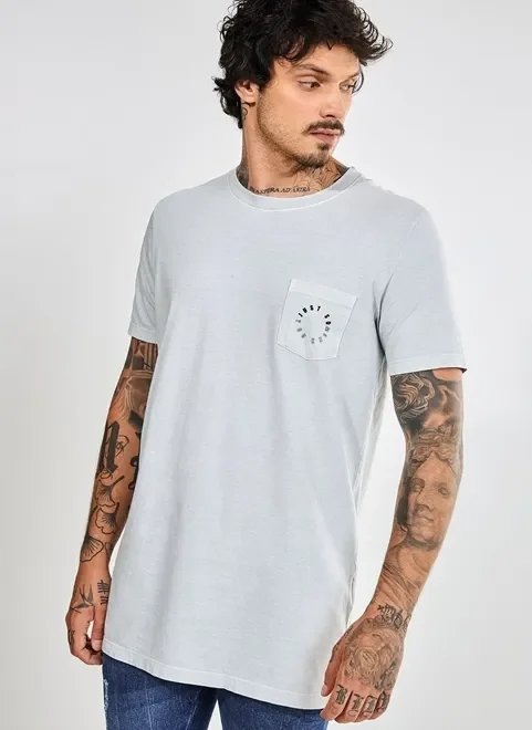 camiseta clara alongada com detalhe no bolso camiseta clara alongada com detalhe no bolso