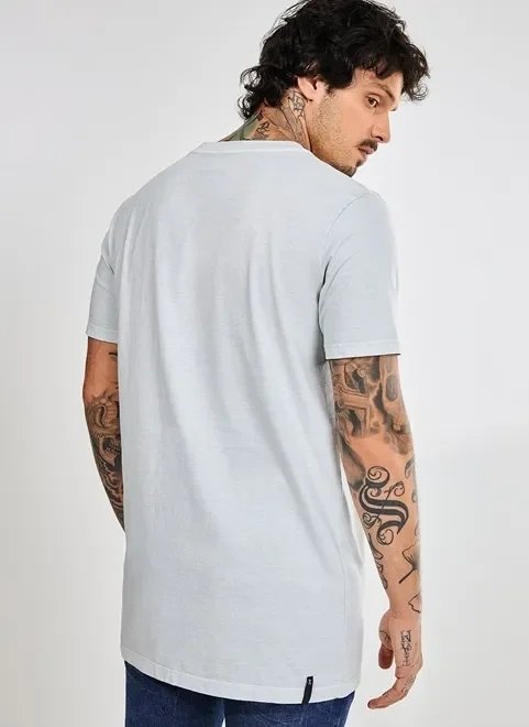 camiseta clara alongada com detalhe no bolso camiseta clara alongada com detalhe no bolso