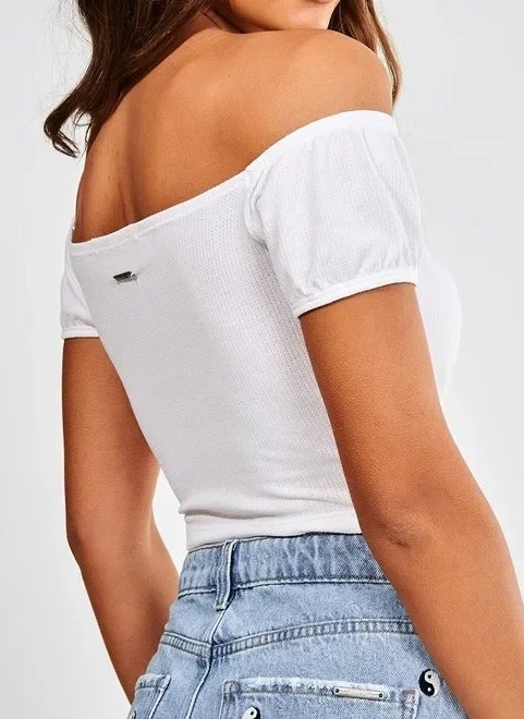 cropped off-white ombro a ombro cropped off-white ombro a ombro