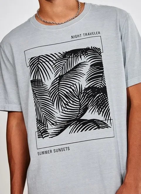 camiseta cinza com estampa folhas camiseta cinza com estampa folhas