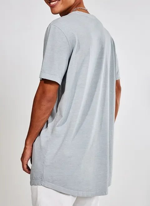camiseta cinza com estampa folhas camiseta cinza com estampa folhas