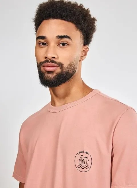 camiseta manga curta estampa no peito camiseta manga curta estampa no peito