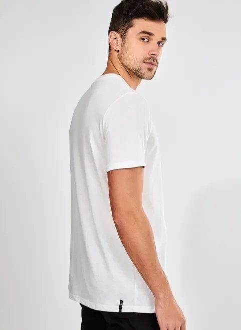 camiseta off-white alongada escrito no peito camiseta off-white alongada escrito no peito