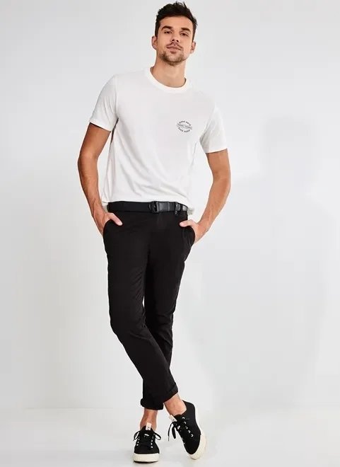 camiseta off-white alongada escrito no peito camiseta off-white alongada escrito no peito