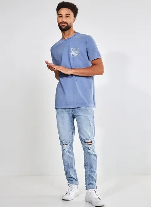 camiseta azul marmorizada estampa no peito camiseta azul marmorizada estampa no peito