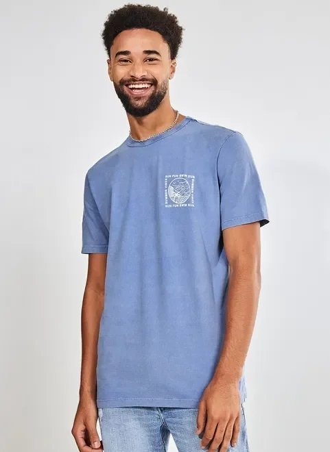 camiseta azul marmorizada estampa no peito camiseta azul marmorizada estampa no peito