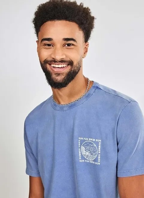 camiseta azul marmorizada estampa no peito camiseta azul marmorizada estampa no peito