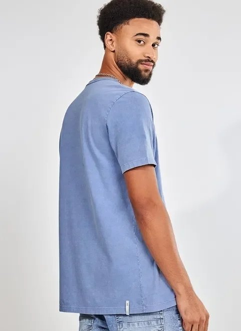 camiseta azul marmorizada estampa no peito camiseta azul marmorizada estampa no peito