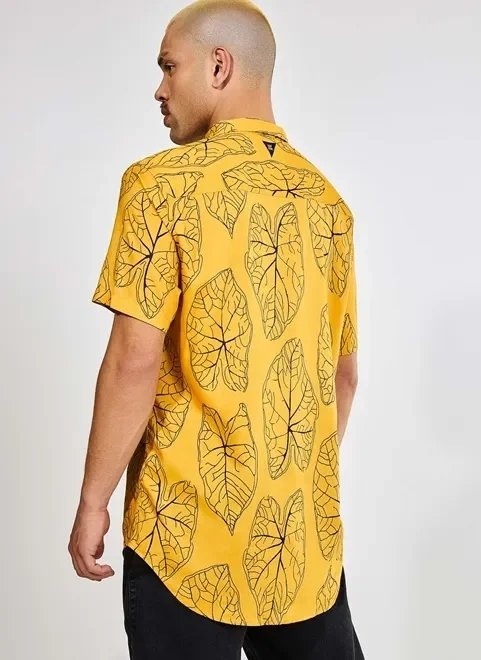 camisa amarela estampa de folhas camisa amarela estampa de folhas