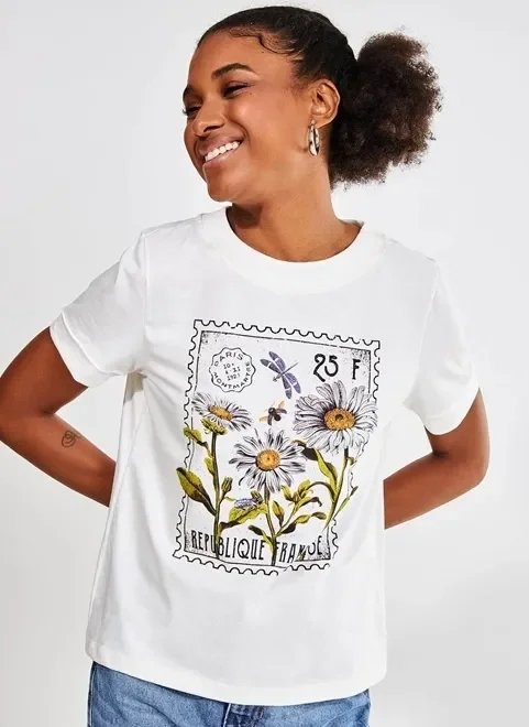 camiseta manga curta off-white com flores camiseta manga curta off-white com flores
