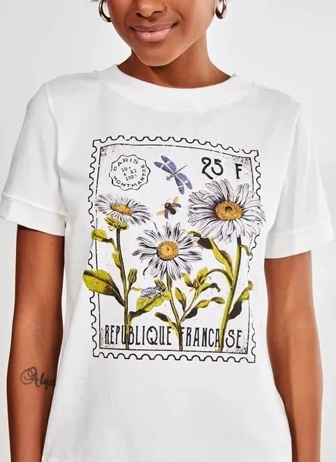 camiseta manga curta off-white com flores camiseta manga curta off-white com flores