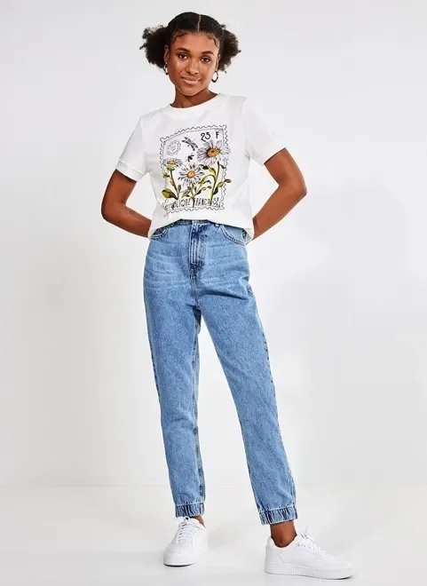 camiseta manga curta off-white com flores camiseta manga curta off-white com flores