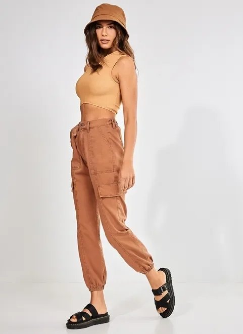 calça cargo em sarja caramelo calça cargo em sarja caramelo