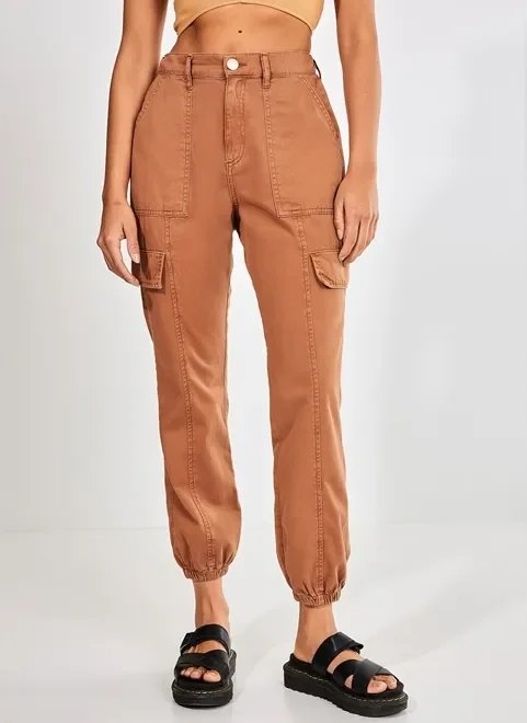 calça cargo em sarja caramelo calça cargo em sarja caramelo