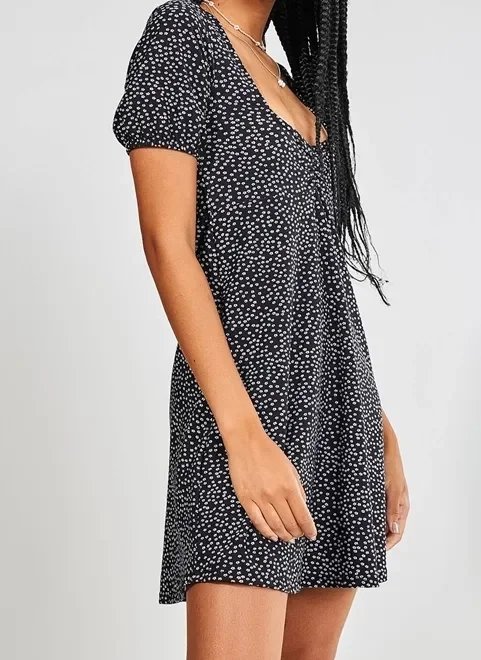 vestido curto preto com florzinhas vestido curto preto com florzinhas