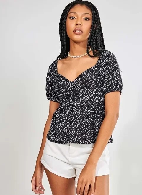 blusa preta com florzinhas blusa preta com florzinhas