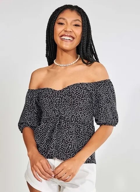 blusa preta com florzinhas blusa preta com florzinhas