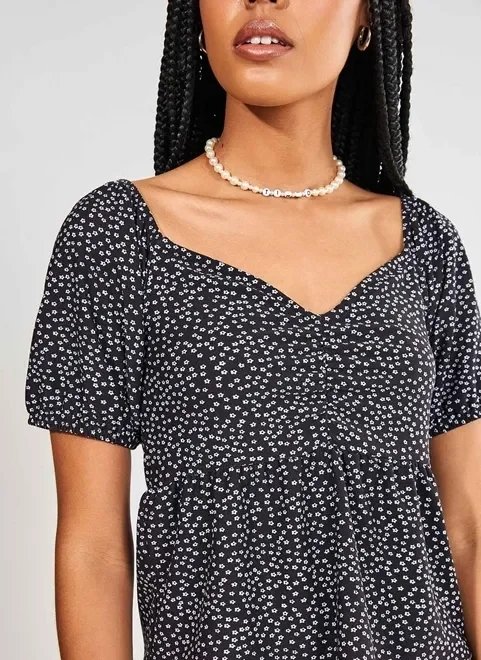 blusa preta com florzinhas blusa preta com florzinhas