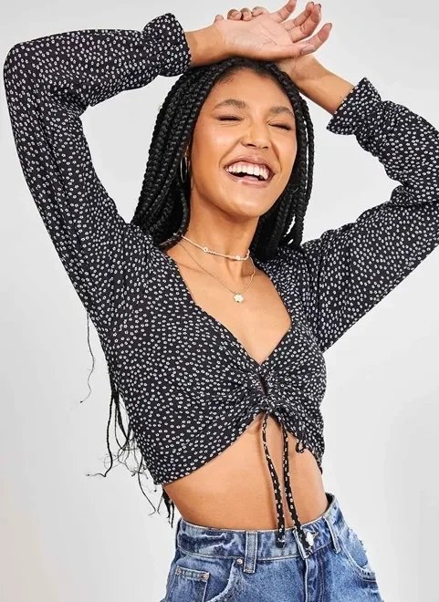 blusa cropped manga longa preta florzinhas blusa cropped manga longa preta florzinhas