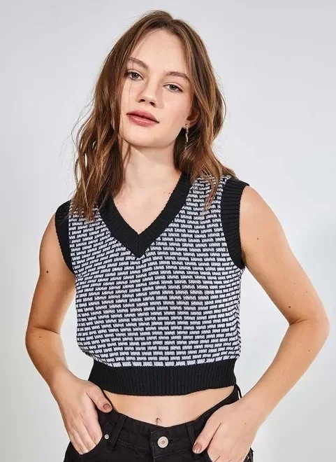 coletinho cropped em tricô preto e branco coletinho cropped em tricô preto e branco