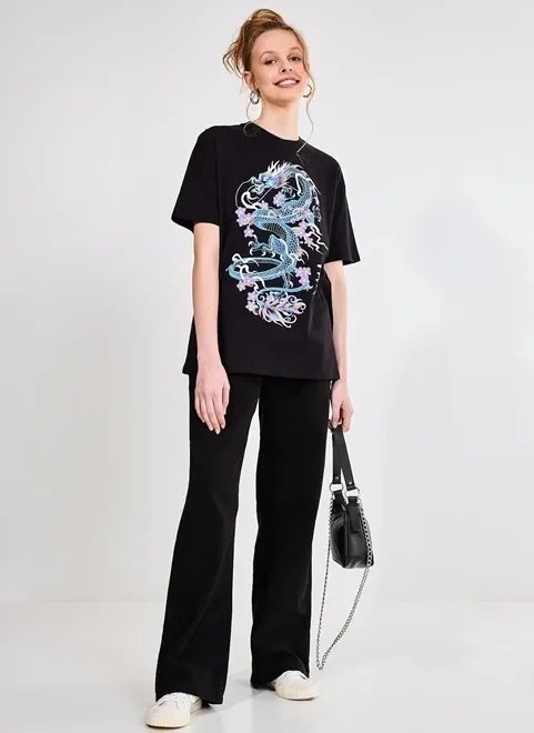 camiseta oversized com dragão camiseta oversized com dragão