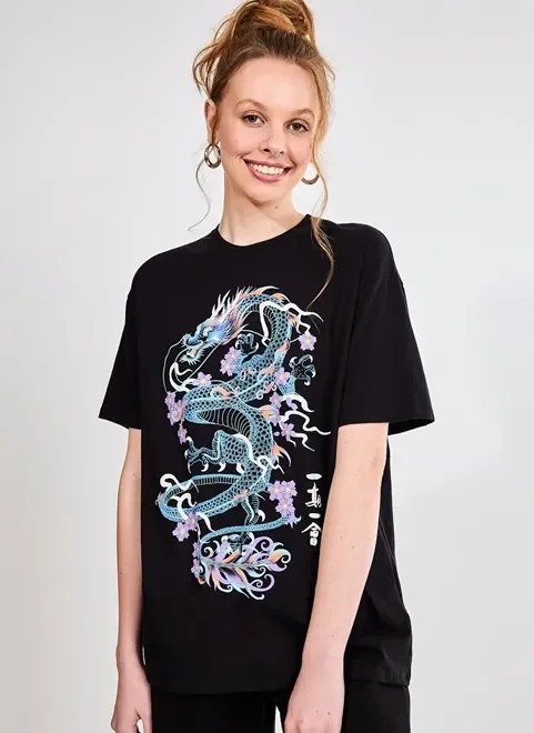 camiseta oversized com dragão camiseta oversized com dragão