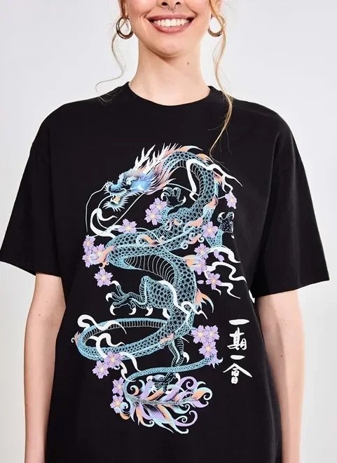 camiseta oversized com dragão camiseta oversized com dragão