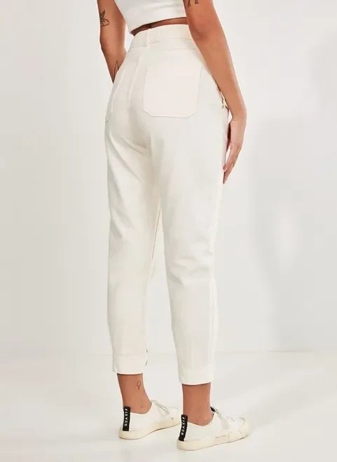 calça mom off-white em sarja calça mom off-white em sarja