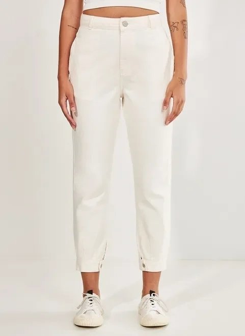 calça mom off-white em sarja calça mom off-white em sarja