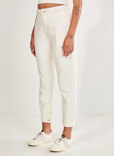 calça mom off-white em sarja calça mom off-white em sarja