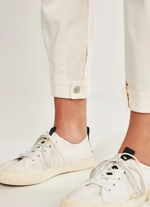 calça mom off-white em sarja calça mom off-white em sarja