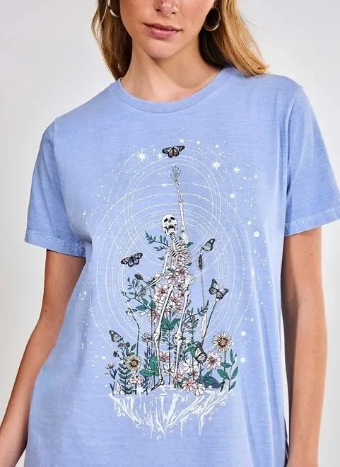 camiseta azul com estampa caveira mística camiseta azul com estampa caveira mística
