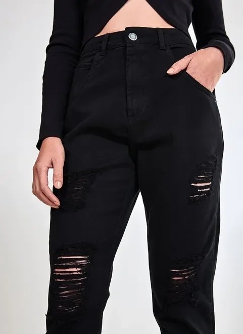 calça mom de sarja preta com rasgos calça mom de sarja preta com rasgos