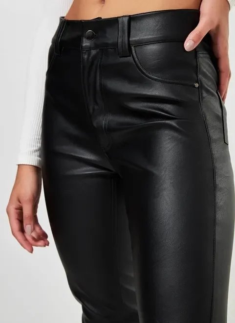 calça skinny preta em tecido sintético calça skinny preta em tecido sintético