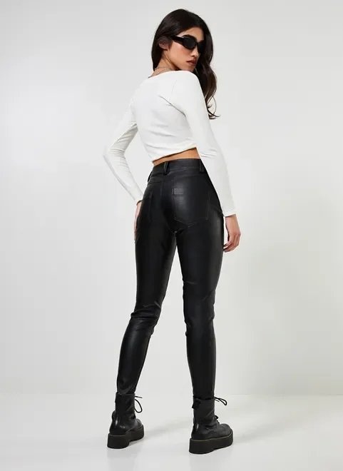 calça skinny preta em tecido sintético calça skinny preta em tecido sintético