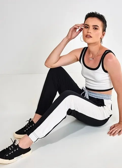 calça jogger de moletom preta e branca calça jogger de moletom preta e branca