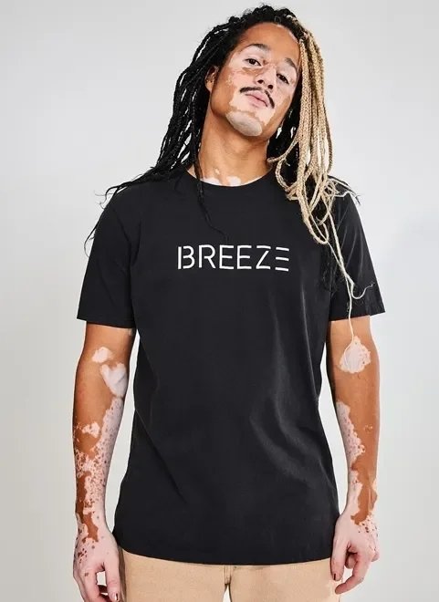 camiseta preta escrito breeze camiseta preta escrito breeze