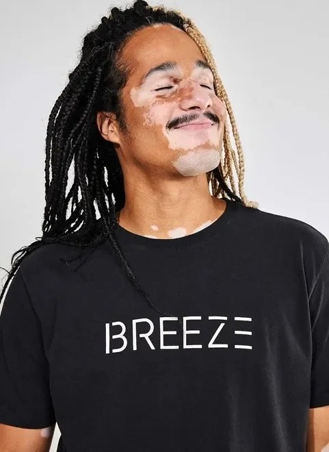 camiseta preta escrito breeze camiseta preta escrito breeze
