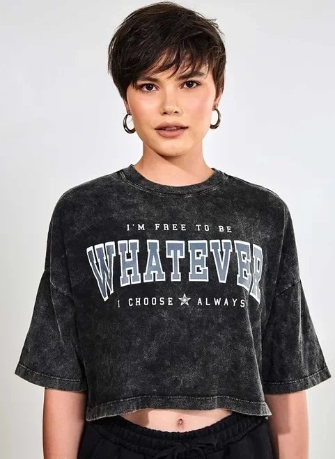 camiseta cropped college preto marmorizado camiseta cropped college preto marmorizado