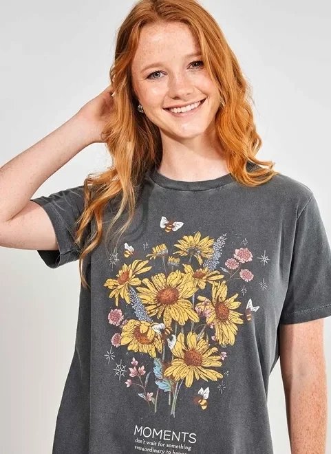 camiseta cinza chumbo com girassóis camiseta cinza chumbo com girassóis