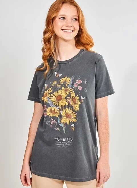 camiseta cinza chumbo com girassóis camiseta cinza chumbo com girassóis