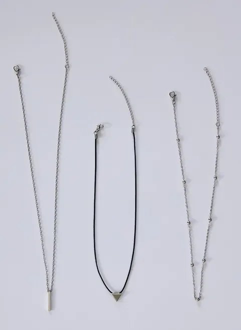 kit colares prateados e pretos triângulo kit colares prateados e pretos triângulo
