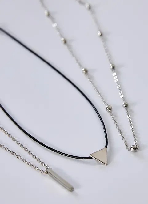 kit colares prateados e pretos triângulo kit colares prateados e pretos triângulo