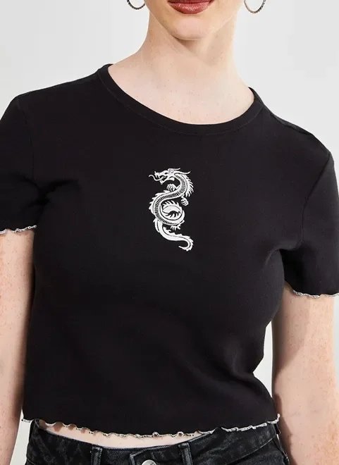 blusa cropped com dragão blusa cropped com dragão